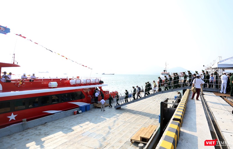 Toàn cảnh chuyến thăm lịch sử của đội tàu sân bay USS Carl Vinson ở Đà Nẵng ảnh 22 Các chuyến tham quan tàu siêu mẫu hạm nhanh chóng được thiết lập