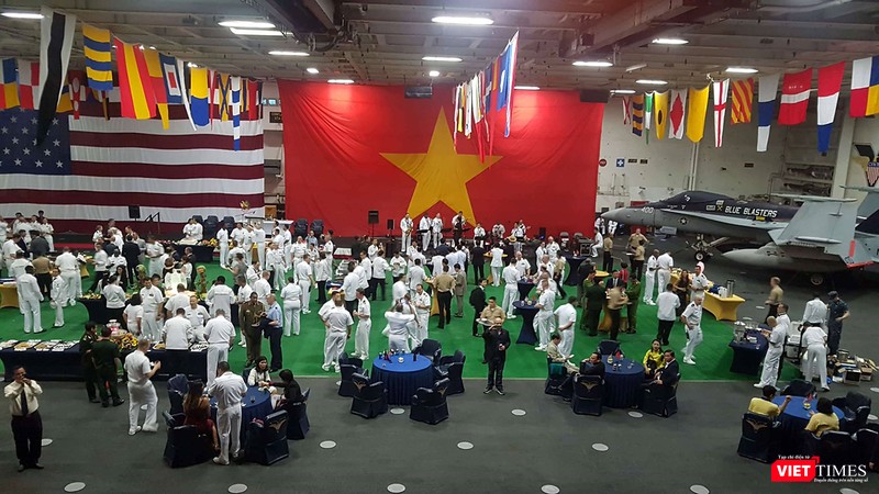 Toàn cảnh chuyến thăm lịch sử của đội tàu sân bay USS Carl Vinson ở Đà Nẵng ảnh 30 Tiệc chiêu đãi nhân chuyến thăm của đội tàu đến Đà Nẵng được tổ chức trên mẫu hạm