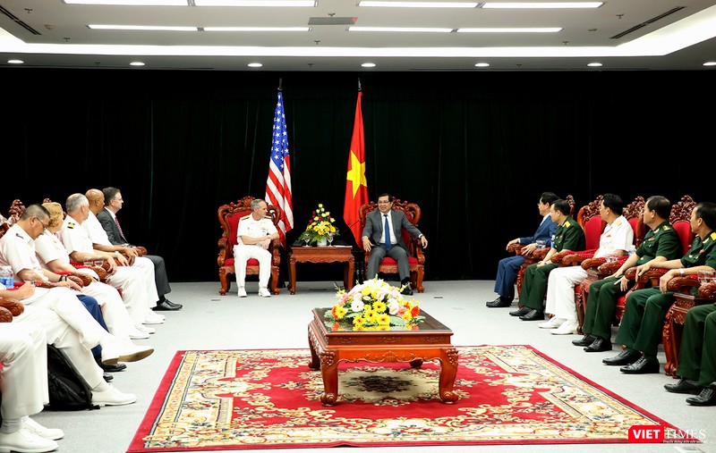 Toàn cảnh chuyến thăm lịch sử của đội tàu sân bay USS Carl Vinson ở Đà Nẵng ảnh 34 Chào xã giao Chủ tịch UBND TP Đà Nẵng