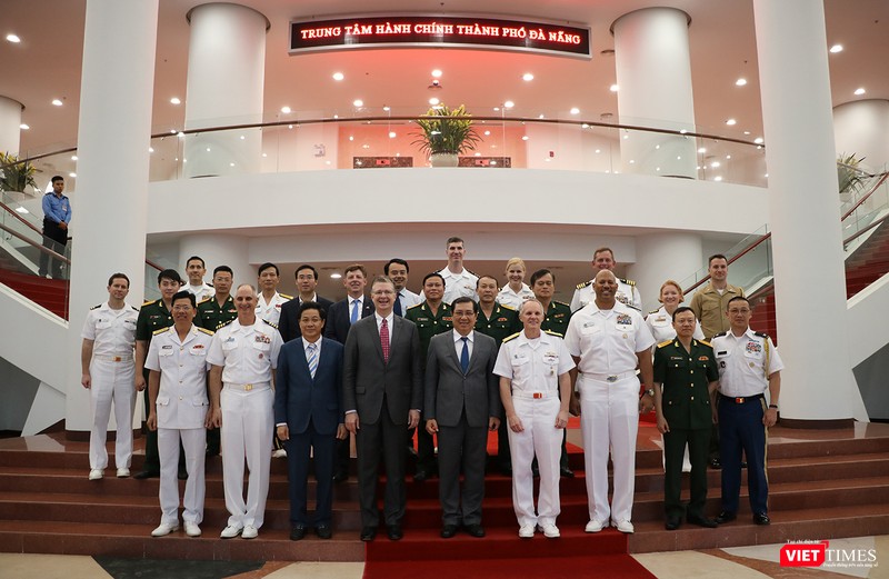 Toàn cảnh chuyến thăm lịch sử của đội tàu sân bay USS Carl Vinson ở Đà Nẵng ảnh 35 Toàn cảnh chuyến thăm lịch sử của đội tàu sân bay USS Carl Vinson ở Đà Nẵng ảnh 35