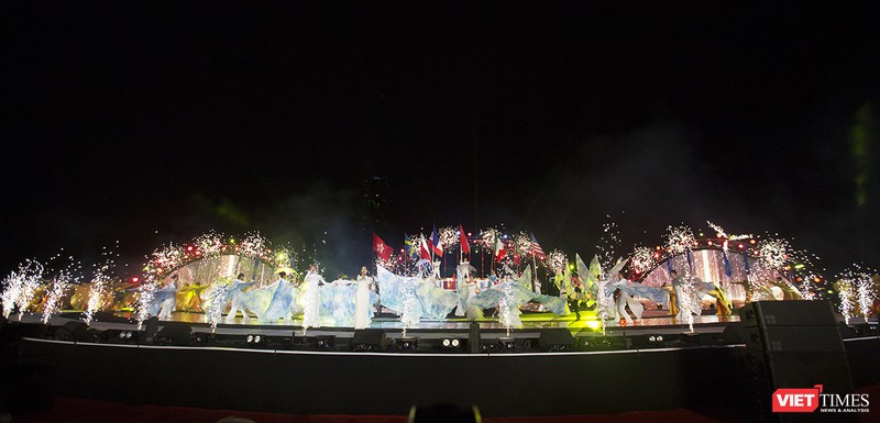Pháo hoa Đà Nẵng 2018: Mãn nhãn “Bức họa Huyền thoại của những cây cầu” ảnh 6 Pháo hoa Đà Nẵng 2018: Mãn nhãn “Bức họa Huyền thoại của những cây cầu” ảnh 6