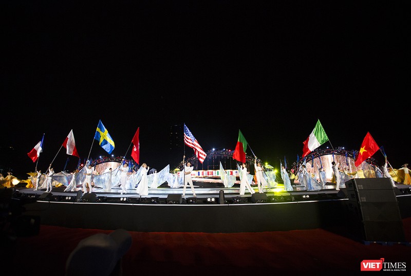 Pháo hoa Đà Nẵng 2018: Mãn nhãn “Bức họa Huyền thoại của những cây cầu” ảnh 5 Pháo hoa Đà Nẵng 2018: Mãn nhãn “Bức họa Huyền thoại của những cây cầu” ảnh 5