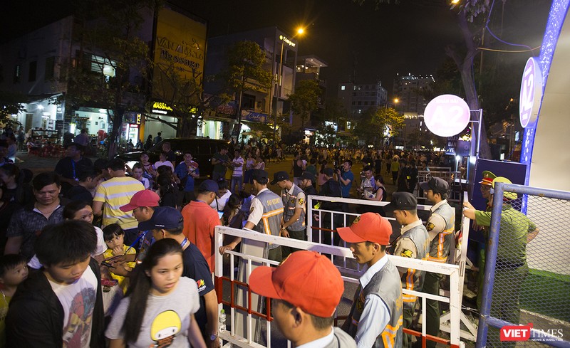 Pháo hoa Đà Nẵng 2018: Mãn nhãn “Bức họa Huyền thoại của những cây cầu” ảnh 2 Pháo hoa Đà Nẵng 2018: Mãn nhãn “Bức họa Huyền thoại của những cây cầu” ảnh 2