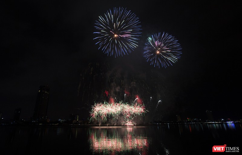 Pháo hoa Đà Nẵng 2018: Mãn nhãn “Bức họa Huyền thoại của những cây cầu” ảnh 7 Pháo hoa Đà Nẵng 2018: Mãn nhãn “Bức họa Huyền thoại của những cây cầu” ảnh 7