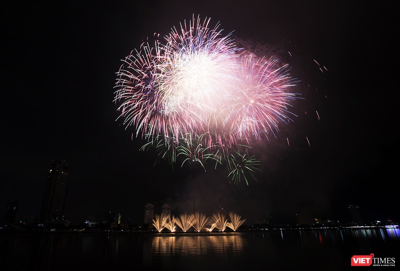 Pháo hoa Đà Nẵng 2018: Mãn nhãn “Bức họa Huyền thoại của những cây cầu” ảnh 12 Pháo hoa Đà Nẵng 2018: Mãn nhãn “Bức họa Huyền thoại của những cây cầu” ảnh 12