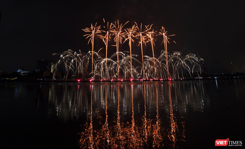 Pháo hoa Đà Nẵng 2018: Mãn nhãn “Bức họa Huyền thoại của những cây cầu” ảnh 13 Pháo hoa Đà Nẵng 2018: Mãn nhãn “Bức họa Huyền thoại của những cây cầu” ảnh 13