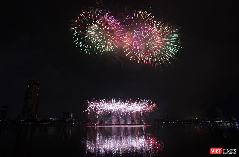 Pháo hoa Đà Nẵng 2018: Mãn nhãn “Bức họa Huyền thoại của những cây cầu” ảnh 16 Pháo hoa Đà Nẵng 2018: Mãn nhãn “Bức họa Huyền thoại của những cây cầu” ảnh 16