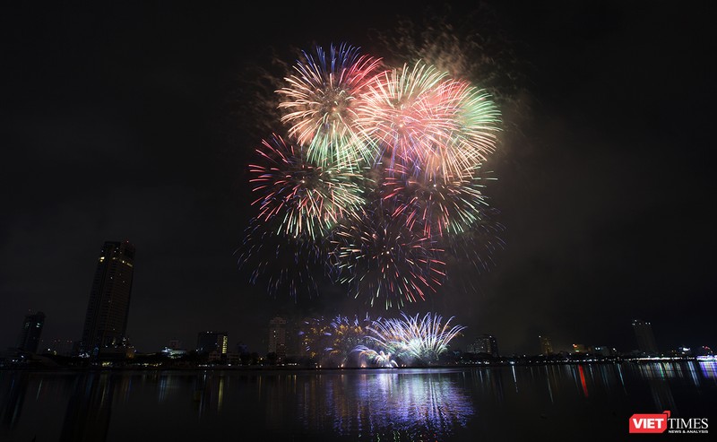 Pháo hoa Đà Nẵng 2018: Mãn nhãn “Bức họa Huyền thoại của những cây cầu” ảnh 17 Pháo hoa Đà Nẵng 2018: Mãn nhãn “Bức họa Huyền thoại của những cây cầu” ảnh 17