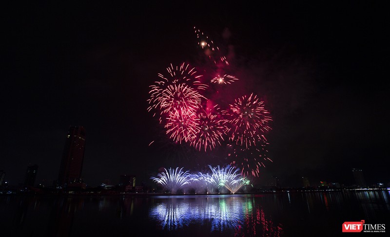 Pháo hoa Đà Nẵng 2018: Mãn nhãn “Bức họa Huyền thoại của những cây cầu” ảnh 21 Pháo hoa Đà Nẵng 2018: Mãn nhãn “Bức họa Huyền thoại của những cây cầu” ảnh 21