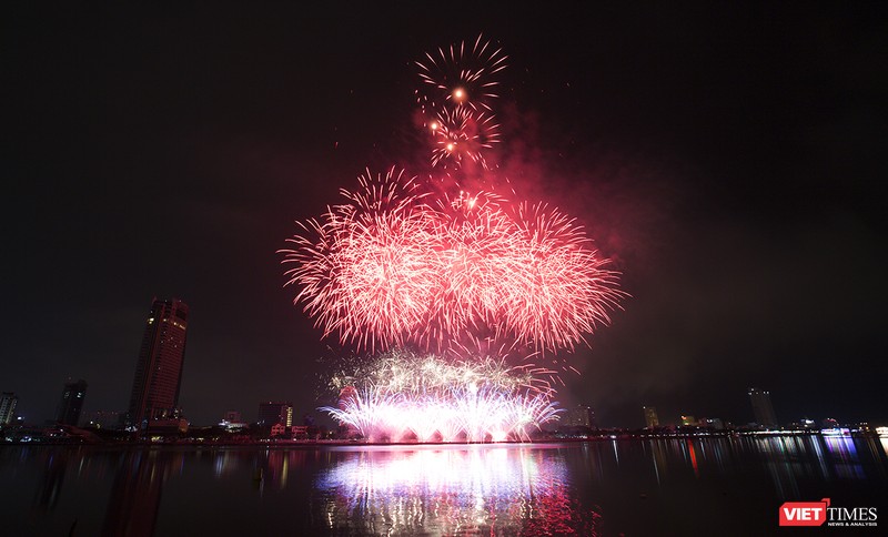 Pháo hoa Đà Nẵng 2018: Mãn nhãn “Bức họa Huyền thoại của những cây cầu” ảnh 22 Pháo hoa Đà Nẵng 2018: Mãn nhãn “Bức họa Huyền thoại của những cây cầu” ảnh 22