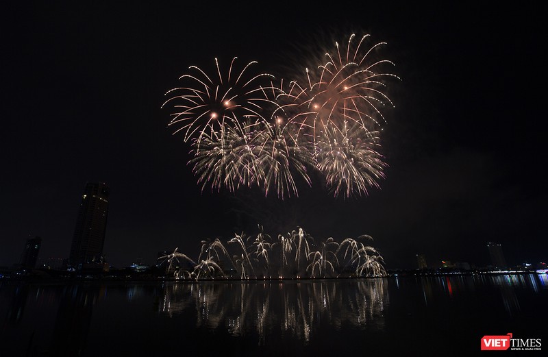 Pháo hoa Đà Nẵng 2018: Mãn nhãn “Bức họa Huyền thoại của những cây cầu” ảnh 26 Pháo hoa Đà Nẵng 2018: Mãn nhãn “Bức họa Huyền thoại của những cây cầu” ảnh 26