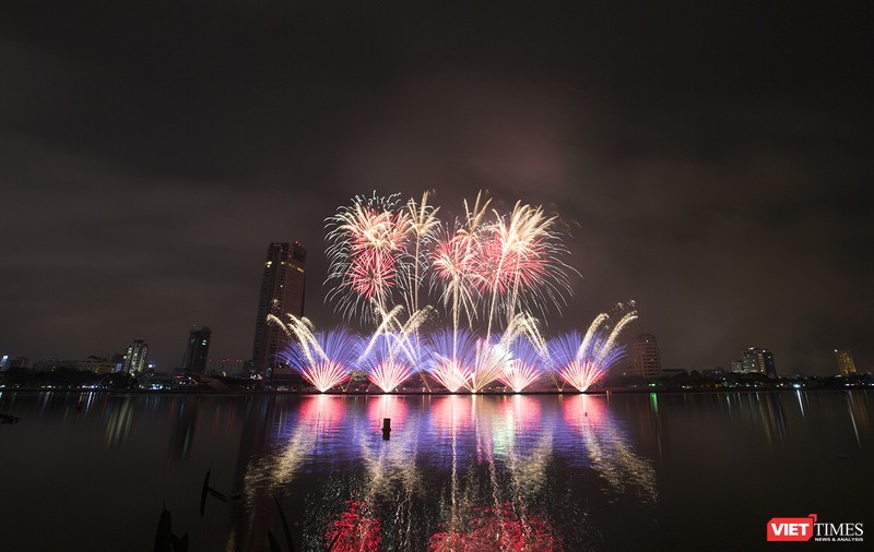 Pháo hoa Đà Nẵng 2018: Cận cảnh hàng vạn người nhún nhảy cùng đội Ba Lan bên “những cây cầu huyền thoại“ ảnh 5 Pháo hoa Đà Nẵng 2018: Cận cảnh hàng vạn người nhún nhảy cùng đội Ba Lan bên “những cây cầu huyền thoại“ ảnh 5