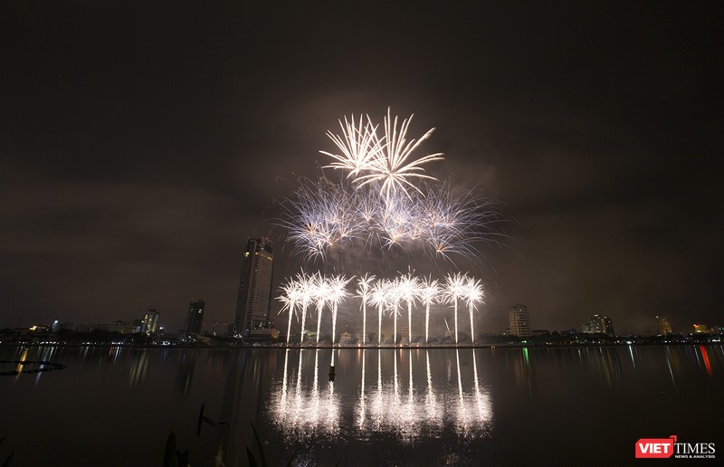 Pháo hoa Đà Nẵng 2018: Cận cảnh hàng vạn người nhún nhảy cùng đội Ba Lan bên “những cây cầu huyền thoại“ ảnh 13 Pháo hoa Đà Nẵng 2018: Cận cảnh hàng vạn người nhún nhảy cùng đội Ba Lan bên “những cây cầu huyền thoại“ ảnh 13