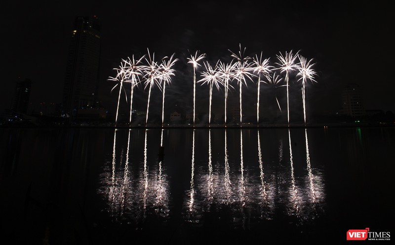 Pháo hoa Đà Nẵng 2018: Cận cảnh hàng vạn người nhún nhảy cùng đội Ba Lan bên “những cây cầu huyền thoại“ ảnh 12 Pháo hoa Đà Nẵng 2018: Cận cảnh hàng vạn người nhún nhảy cùng đội Ba Lan bên “những cây cầu huyền thoại“ ảnh 12