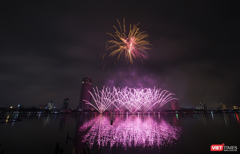 Pháo hoa Đà Nẵng 2018: Cận cảnh hàng vạn người nhún nhảy cùng đội Ba Lan bên “những cây cầu huyền thoại“ ảnh 11 Pháo hoa Đà Nẵng 2018: Cận cảnh hàng vạn người nhún nhảy cùng đội Ba Lan bên “những cây cầu huyền thoại“ ảnh 11