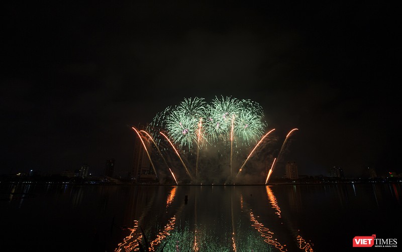 Pháo hoa Đà Nẵng 2018: Cận cảnh hàng vạn người nhún nhảy cùng đội Ba Lan bên “những cây cầu huyền thoại“ ảnh 16 Pháo hoa Đà Nẵng 2018: Cận cảnh hàng vạn người nhún nhảy cùng đội Ba Lan bên “những cây cầu huyền thoại“ ảnh 16