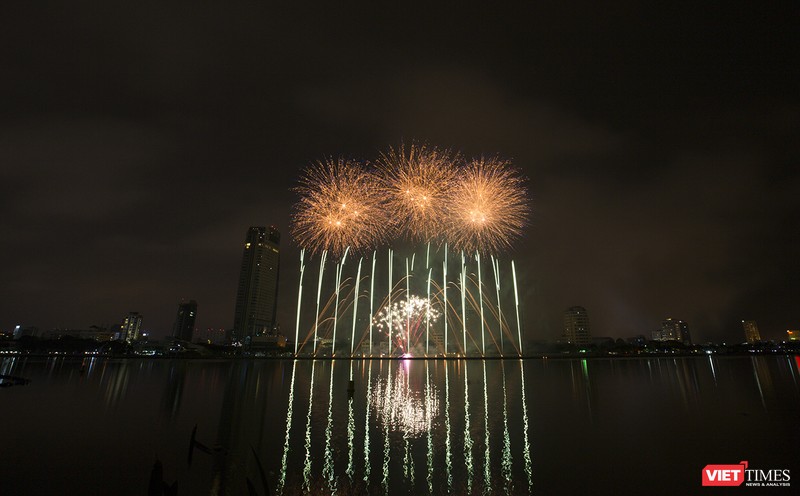 Pháo hoa Đà Nẵng 2018: Cận cảnh hàng vạn người nhún nhảy cùng đội Ba Lan bên “những cây cầu huyền thoại“ ảnh 23 Pháo hoa Đà Nẵng 2018: Cận cảnh hàng vạn người nhún nhảy cùng đội Ba Lan bên “những cây cầu huyền thoại“ ảnh 23