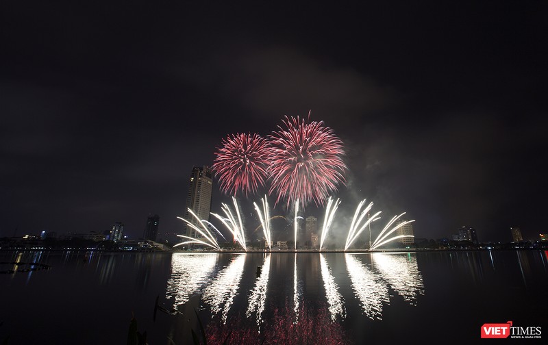 Pháo hoa Đà Nẵng 2018: Cận cảnh hàng vạn người nhún nhảy cùng đội Ba Lan bên “những cây cầu huyền thoại“ ảnh 24 Pháo hoa Đà Nẵng 2018: Cận cảnh hàng vạn người nhún nhảy cùng đội Ba Lan bên “những cây cầu huyền thoại“ ảnh 24