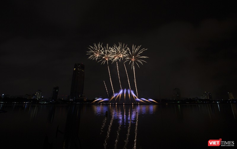 Pháo hoa Đà Nẵng 2018: Cận cảnh hàng vạn người nhún nhảy cùng đội Ba Lan bên “những cây cầu huyền thoại“ ảnh 20 Pháo hoa Đà Nẵng 2018: Cận cảnh hàng vạn người nhún nhảy cùng đội Ba Lan bên “những cây cầu huyền thoại“ ảnh 20