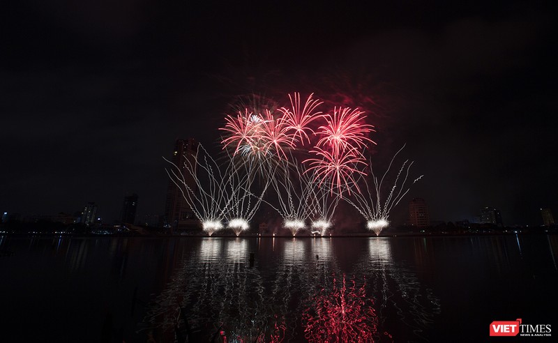 Pháo hoa Đà Nẵng 2018: Cận cảnh hàng vạn người nhún nhảy cùng đội Ba Lan bên “những cây cầu huyền thoại“ ảnh 21 Pháo hoa Đà Nẵng 2018: Cận cảnh hàng vạn người nhún nhảy cùng đội Ba Lan bên “những cây cầu huyền thoại“ ảnh 21