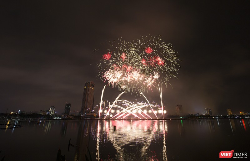 Pháo hoa Đà Nẵng 2018: Cận cảnh hàng vạn người nhún nhảy cùng đội Ba Lan bên “những cây cầu huyền thoại“ ảnh 25 Pháo hoa Đà Nẵng 2018: Cận cảnh hàng vạn người nhún nhảy cùng đội Ba Lan bên “những cây cầu huyền thoại“ ảnh 25