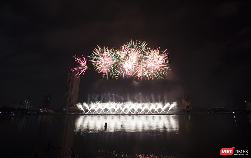 Pháo hoa Đà Nẵng 2018: Cận cảnh hàng vạn người nhún nhảy cùng đội Ba Lan bên “những cây cầu huyền thoại“ ảnh 28 Pháo hoa Đà Nẵng 2018: Cận cảnh hàng vạn người nhún nhảy cùng đội Ba Lan bên “những cây cầu huyền thoại“ ảnh 28