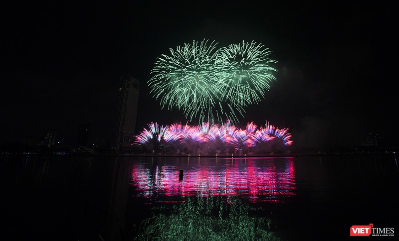 Pháo hoa Đà Nẵng 2018: Cận cảnh hàng vạn người nhún nhảy cùng đội Ba Lan bên “những cây cầu huyền thoại“ ảnh 32 Pháo hoa Đà Nẵng 2018: Cận cảnh hàng vạn người nhún nhảy cùng đội Ba Lan bên “những cây cầu huyền thoại“ ảnh 32