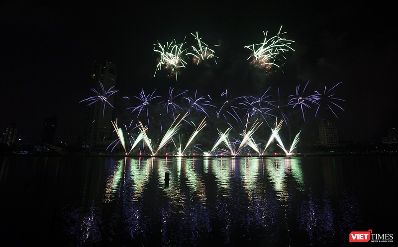 Pháo hoa Đà Nẵng 2018: Cận cảnh hàng vạn người nhún nhảy cùng đội Ba Lan bên “những cây cầu huyền thoại“ ảnh 30 Pháo hoa Đà Nẵng 2018: Cận cảnh hàng vạn người nhún nhảy cùng đội Ba Lan bên “những cây cầu huyền thoại“ ảnh 30