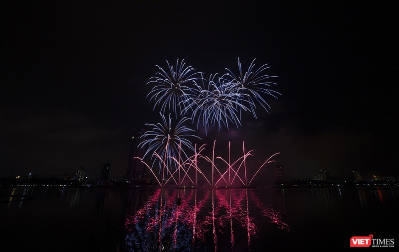 Pháo hoa Đà Nẵng 2018: Cận cảnh hàng vạn người nhún nhảy cùng đội Ba Lan bên “những cây cầu huyền thoại“ ảnh 2 Pháo hoa Đà Nẵng 2018: Cận cảnh hàng vạn người nhún nhảy cùng đội Ba Lan bên “những cây cầu huyền thoại“ ảnh 2