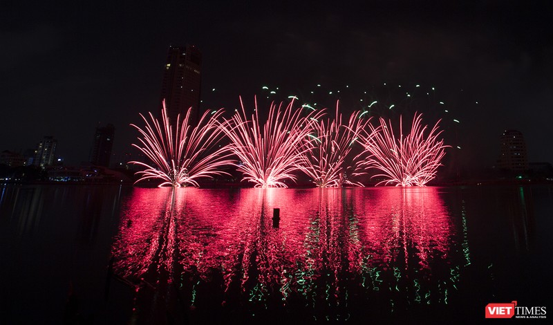 Pháo hoa Đà Nẵng 2018: Cận cảnh hàng vạn người nhún nhảy cùng đội Ba Lan bên “những cây cầu huyền thoại“ ảnh 3 Pháo hoa Đà Nẵng 2018: Cận cảnh hàng vạn người nhún nhảy cùng đội Ba Lan bên “những cây cầu huyền thoại“ ảnh 3