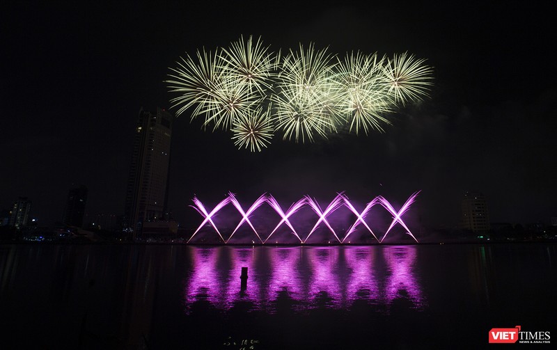 Pháo hoa Đà Nẵng 2018: Cận cảnh hàng vạn người nhún nhảy cùng đội Ba Lan bên “những cây cầu huyền thoại“ ảnh 6 Pháo hoa Đà Nẵng 2018: Cận cảnh hàng vạn người nhún nhảy cùng đội Ba Lan bên “những cây cầu huyền thoại“ ảnh 6