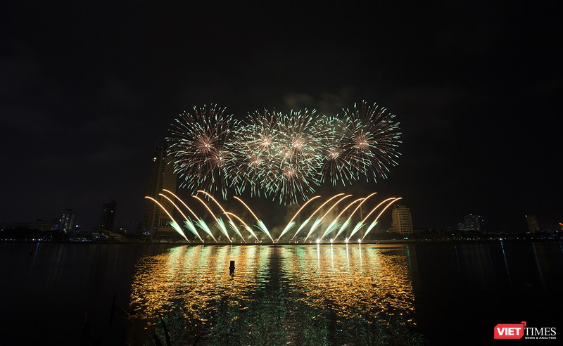Pháo hoa Đà Nẵng 2018: Cận cảnh hàng vạn người nhún nhảy cùng đội Ba Lan bên “những cây cầu huyền thoại“ ảnh 4 Pháo hoa Đà Nẵng 2018: Cận cảnh hàng vạn người nhún nhảy cùng đội Ba Lan bên “những cây cầu huyền thoại“ ảnh 4
