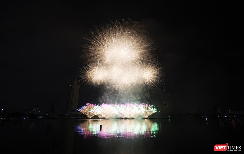 Pháo hoa Đà Nẵng 2018: Cận cảnh hàng vạn người nhún nhảy cùng đội Ba Lan bên “những cây cầu huyền thoại“ ảnh 29 Pháo hoa Đà Nẵng 2018: Cận cảnh hàng vạn người nhún nhảy cùng đội Ba Lan bên “những cây cầu huyền thoại“ ảnh 29