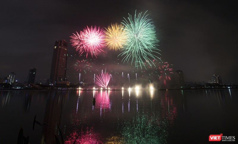 Pháo hoa Đà Nẵng 2018: Cận cảnh hàng vạn người nhún nhảy cùng đội Ba Lan bên “những cây cầu huyền thoại“ ảnh 33 Pháo hoa Đà Nẵng 2018: Cận cảnh hàng vạn người nhún nhảy cùng đội Ba Lan bên “những cây cầu huyền thoại“ ảnh 33