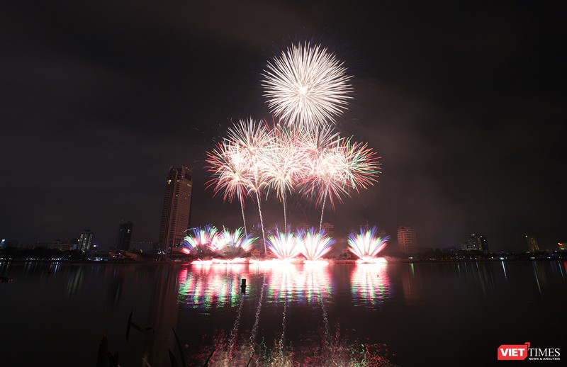 Pháo hoa Đà Nẵng 2018: Cận cảnh hàng vạn người nhún nhảy cùng đội Ba Lan bên “những cây cầu huyền thoại“ ảnh 36 Pháo hoa Đà Nẵng 2018: Cận cảnh hàng vạn người nhún nhảy cùng đội Ba Lan bên “những cây cầu huyền thoại“ ảnh 36