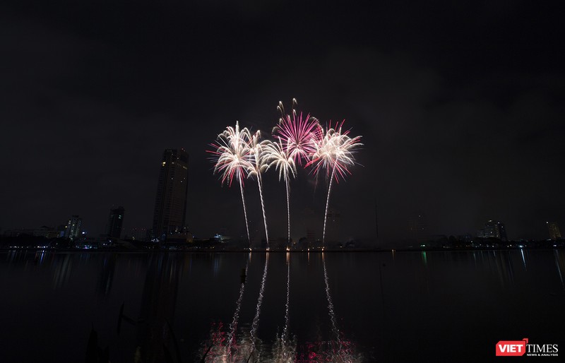 Pháo hoa Đà Nẵng 2018: Cận cảnh hàng vạn người nhún nhảy cùng đội Ba Lan bên “những cây cầu huyền thoại“ ảnh 37 Pháo hoa Đà Nẵng 2018: Cận cảnh hàng vạn người nhún nhảy cùng đội Ba Lan bên “những cây cầu huyền thoại“ ảnh 37