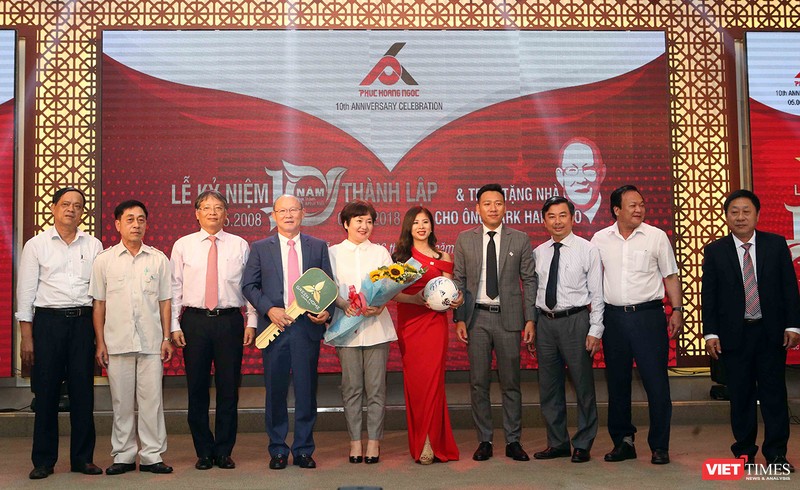 HLV U23 Park Hang Seo cùng phu nhân đến Đà Nẵng nhận trao tặng nhà ảnh 1 HLV U23 Park Hang Seo cùng phu nhân đến Đà Nẵng nhận trao tặng nhà ảnh 1