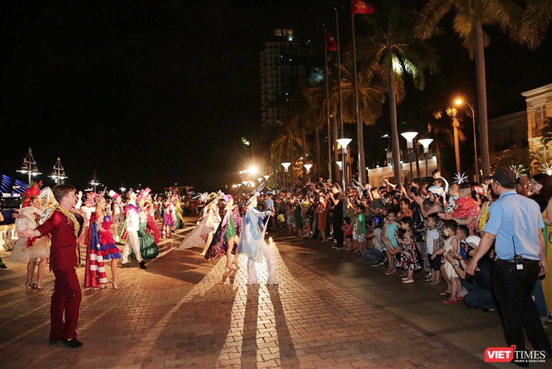 Đồng hành cùng sự kiện DIFF 2018, tối ngày 5/5, lễ Diễu hành nghệ thuật Carnaval đường phố DIFF 2018 chính thức bắt đầu đã tạo nên không khí âm nhạc sôi động, háo hức trên khắp các tuyến phố trung tâm TP.Đà Nẵng.