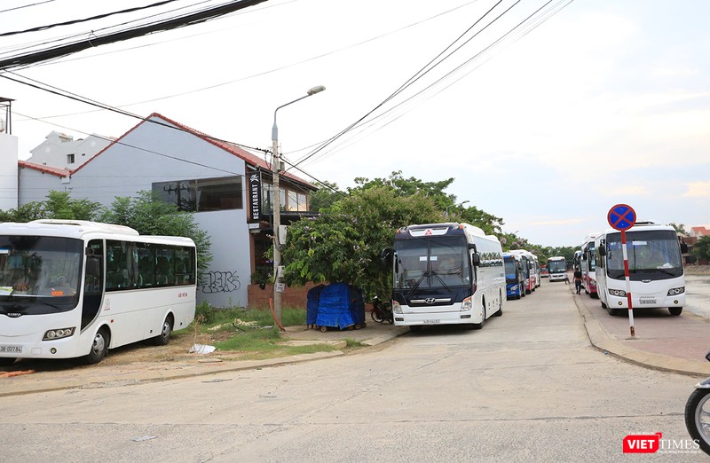 Bất chấp biển cấm, xe khách ở Hội An đậu cả lên vỉa hè Bất chấp biển cấm, xe khách ở Hội An đậu cả lên vỉa hè