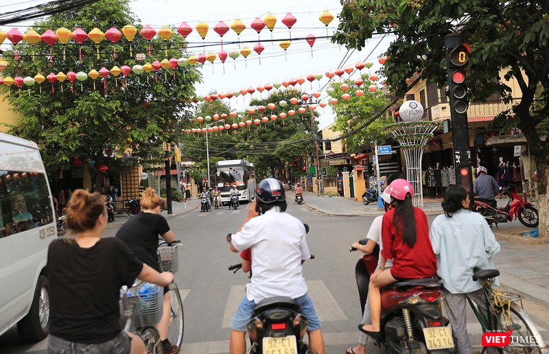 Một góc đô thị Hội An không còn cổ kính, thanh lịch như xưa. Thay vào đó là xô bồ đông đúc Một góc đô thị Hội An không còn cổ kính, thanh lịch như xưa. Thay vào đó là xô bồ đông đúc