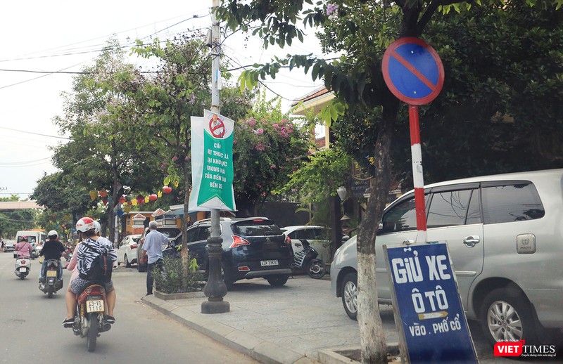 Bãi giữ ô tô trên vỉa hè, bất chấp biển cấm đậu đỗ Bãi giữ ô tô trên vỉa hè, bất chấp biển cấm đậu đỗ