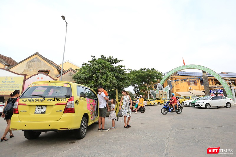 Thiếu chỗ đậu đỗ xe, khu vực Quảng trường Sông Hoài trở thành... bãi đỗ taxi Thiếu chỗ đậu đỗ xe, khu vực Quảng trường Sông Hoài trở thành... bãi đỗ taxi