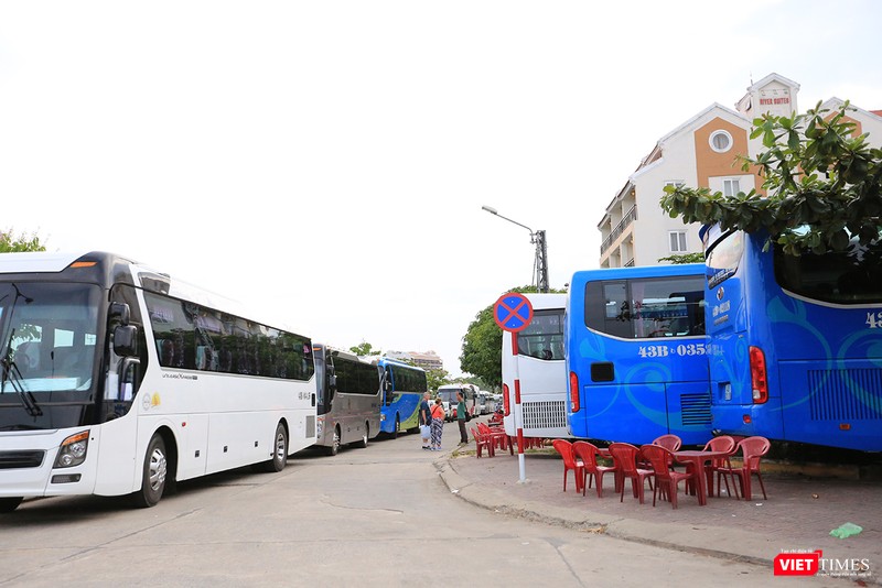 Cấm mặc cấm, xe khách cỡ lớn đỗ luôn lên vỉa hè, hoặc chiếm hẳn lòng đường Cấm mặc cấm, xe khách cỡ lớn đỗ luôn lên vỉa hè, hoặc chiếm hẳn lòng đường