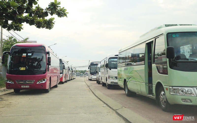 Lên luôn cả vỉa hè Lên luôn cả vỉa hè