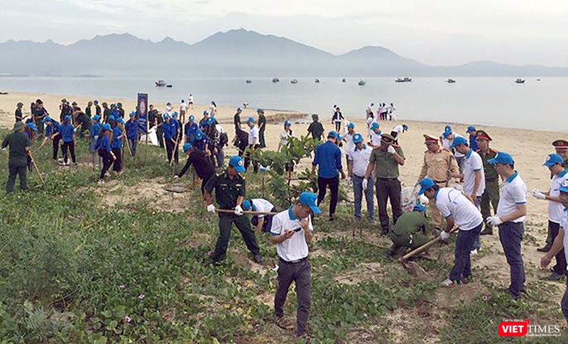 Trong khuôn khổ Kỳ họp lần thứ 6, Đại hội đồng Quỹ Môi trường toàn cầu, các đại biểu tham dự đã có hoạt động chung tay bảo vệ bãi biển Đà Nẵng Trong khuôn khổ Kỳ họp lần thứ 6, Đại hội đồng Quỹ Môi trường toàn cầu, các đại biểu tham dự đã có hoạt động chung tay bảo vệ bãi biển Đà Nẵng