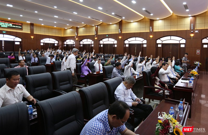 Các đại biểu thông qua Nghị quyết phê chuẩn chức danh Phó Chủ tịch HĐND TP Đà Nẵng đối với ông Lê Minh Trung Các đại biểu thông qua Nghị quyết phê chuẩn chức danh Phó Chủ tịch HĐND TP Đà Nẵng đối với ông Lê Minh Trung