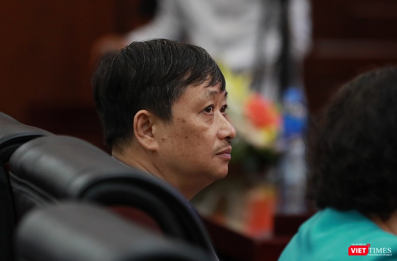 Ông Đặng Việt Dũng trước khi công bố kết quả kiểm phiếu Ông Đặng Việt Dũng trước khi công bố kết quả kiểm phiếu