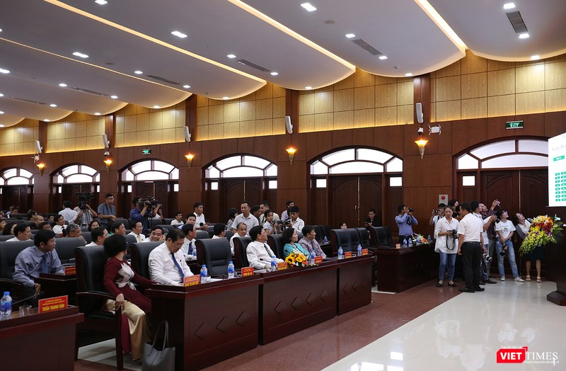 Báo chí luôn theo sát từng diễn biến của phiên họp Báo chí luôn theo sát từng diễn biến của phiên họp