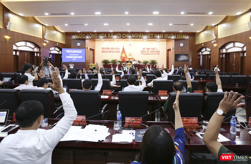 Chiều ngày 9/7, tại phiên họp thứ 1, Kỳ họp thứ 7, HĐND TP Đà Nẵng khóa IX (nhiệm kỳ 2016-2021), các đại biểu HĐND đã tiến hành bầu các chức danh chủ chốt của UBND TP và HĐND TP Đà Nẵng. Chiều ngày 9/7, tại phiên họp thứ 1, Kỳ họp thứ 7, HĐND TP Đà Nẵng khóa IX (nhiệm kỳ 2016-2021), các đại biểu HĐND đã tiến hành bầu các chức danh chủ chốt của UBND TP và HĐND TP Đà Nẵng.