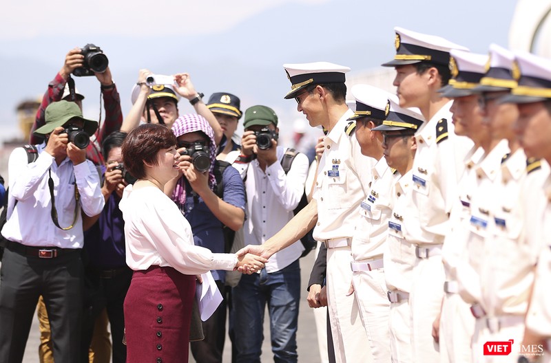 Đại diện Sở Ngoại vụ Đà Nẵng bắt tay chào đón tàu Đại diện Sở Ngoại vụ Đà Nẵng bắt tay chào đón tàu